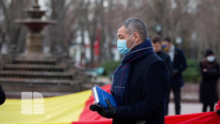 Oameni de cultură, simpli iubitori ai operei lui Eminescu, dar și politicieni, au depus flori la bustul poetului (FOTO)