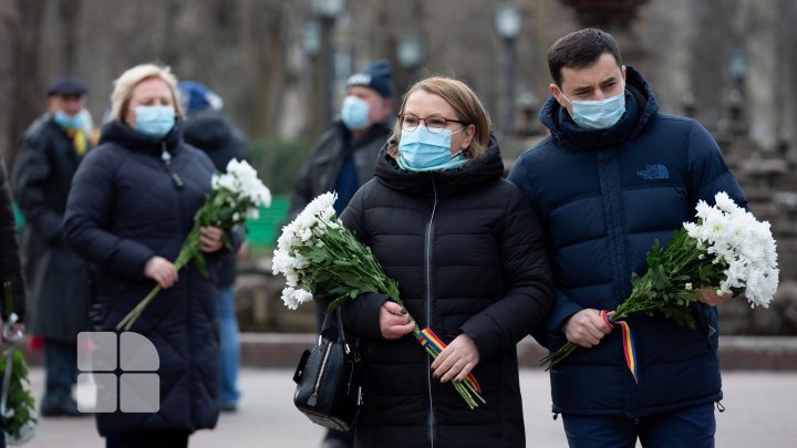 Omagiu lui Mihai Eminescu! Se împlinesc 171 de ani de la naşterea Luceafărului poeziei româneşti (FOTOREPORT)