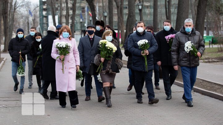 Omagiu lui Mihai Eminescu! Se împlinesc 171 de ani de la naşterea Luceafărului poeziei româneşti (FOTOREPORT)