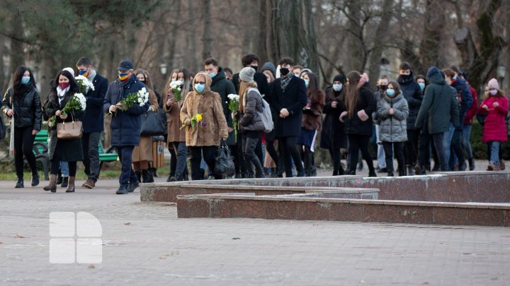 Oameni de cultură, simpli iubitori ai operei lui Eminescu, dar și politicieni, au depus flori la bustul poetului (FOTO)