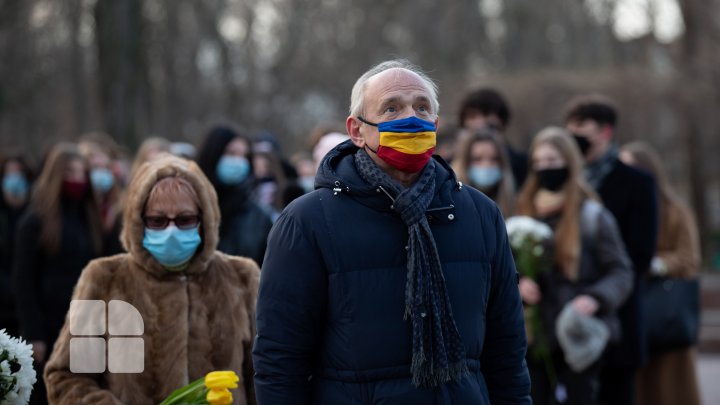 Omagiu lui Mihai Eminescu! Se împlinesc 171 de ani de la naşterea Luceafărului poeziei româneşti (FOTOREPORT)