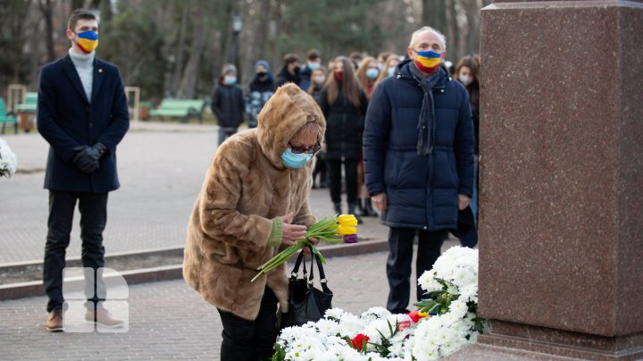 Omagiu lui Mihai Eminescu! Se împlinesc 171 de ani de la naşterea Luceafărului poeziei româneşti (FOTOREPORT)