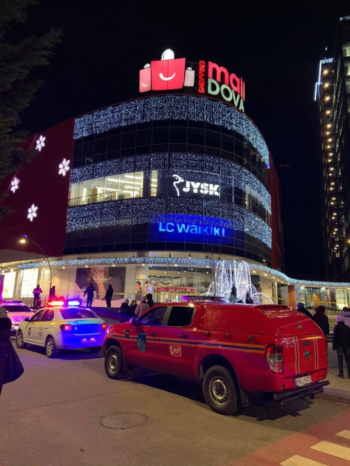 Alertă cu bombă într-un centru comercial din Capitală. Toţi vizitatorii, evacuaţi (FOTO/VIDEO)