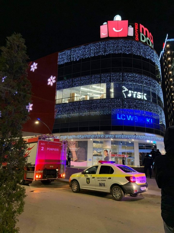 Alertă cu bombă într-un centru comercial din Capitală. Toţi vizitatorii, evacuaţi (FOTO/VIDEO)