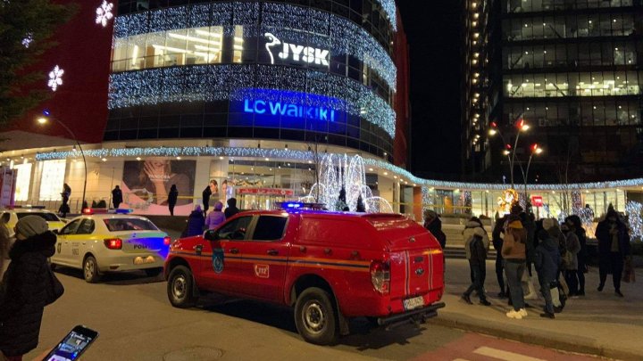 Alertă cu bombă într-un centru comercial din Capitală. Toţi vizitatorii, evacuaţi (FOTO/VIDEO)