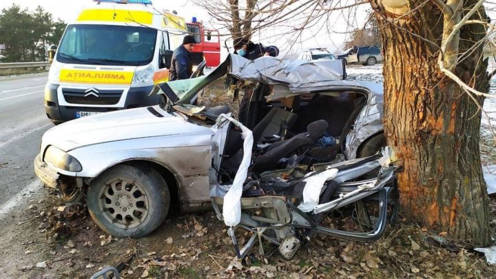 ACCIDENT GRAV în raionul Sîngerei. O şoferiţă de 20 de ani a murit, iar doi pasageri au ajuns la spital (FOTO)