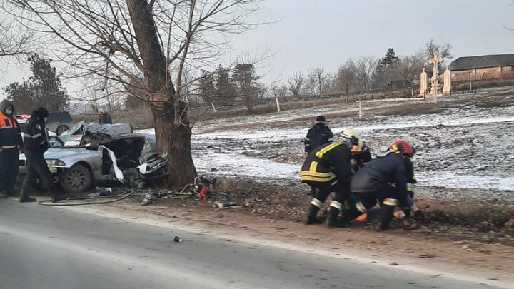 ACCIDENT GRAV în raionul Sîngerei. O şoferiţă de 20 de ani a murit, iar doi pasageri au ajuns la spital (FOTO)