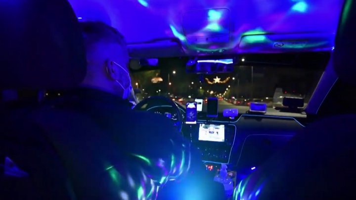 Un şofer de taxi din Grecia și-a transformat mașina într-un club de noapte (VIDEO)