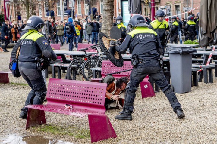 Proteste violente la Amsterdam. Manifestanții, sub jeturi de apă și călcați de cai, după ce s-au încăierat cu poliția (VIDEO)