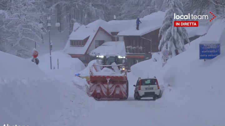 Ninsori abundente în Italia. Drumuri blocate, case şi maşini îngropate în zăpadă (VIDEO)