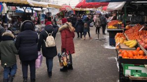 S-au conformat cerinţelor şi nu prea. Unele pieţe din Capitală au activat miercuri în regim normal