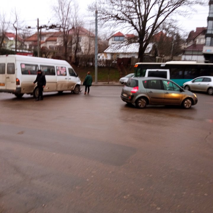 Trafic îngreunat în sectorul Rîşcani din Capitală, în urma unui accident rutier. Un microbuz de rută s-a ciocnit cu un alt automobil (FOTO)