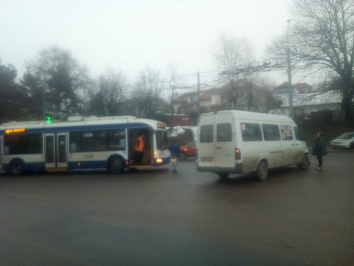 Trafic îngreunat în sectorul Rîşcani din Capitală, în urma unui accident rutier. Un microbuz de rută s-a ciocnit cu un alt automobil (FOTO)