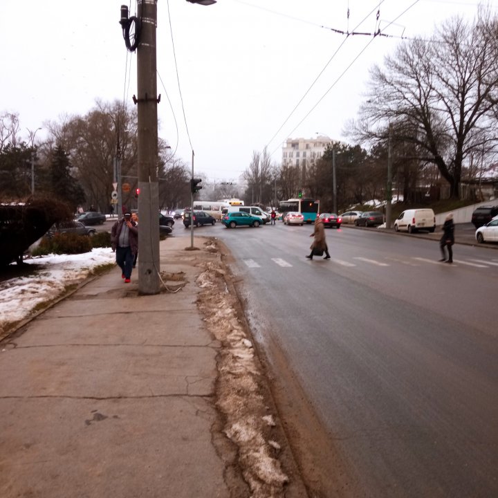 Trafic îngreunat în sectorul Rîşcani din Capitală, în urma unui accident rutier. Un microbuz de rută s-a ciocnit cu un alt automobil (FOTO)