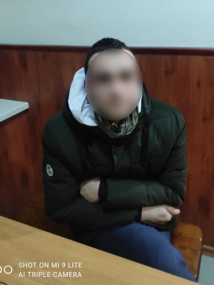 A văzut carabinierii şi a luat-o la fugă. Un tânăr, prins cu droguri în Capitală (FOTO)