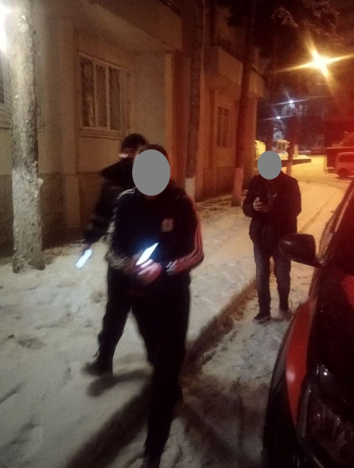 În miez de noapte, ordinea publică a fost tulburată pe o stradă din sectorul Botanica. Certăreţii nu au reacţionat şi au fost conduşi la secţie