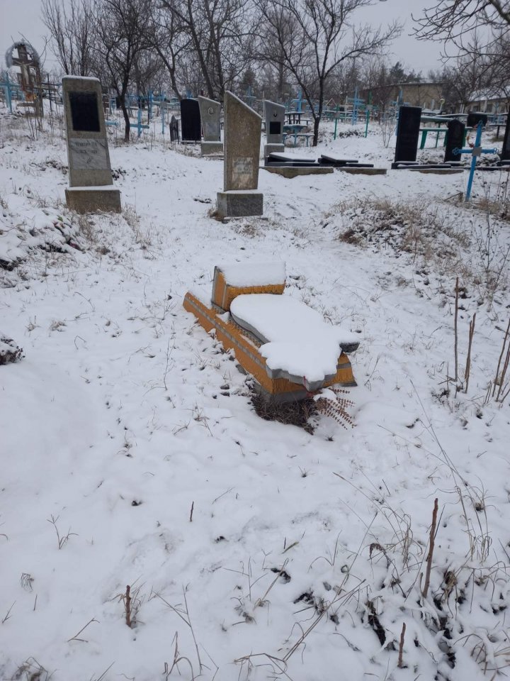 (FOTO) 20 de morminte din cimitirul din Cărpineni au fost vandalizate