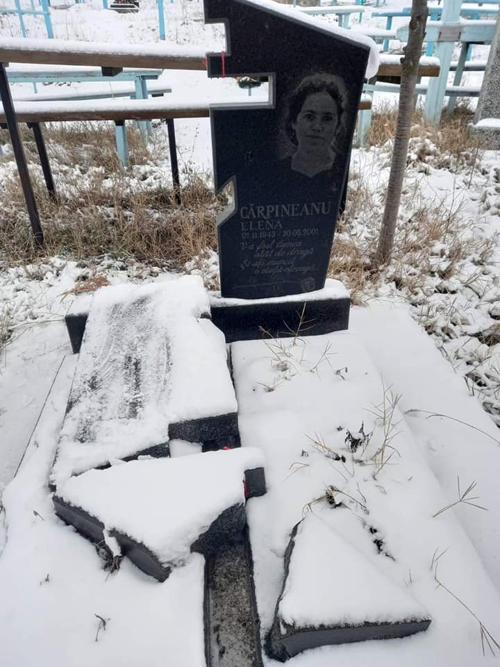 (FOTO) 20 de morminte din cimitirul din Cărpineni au fost vandalizate