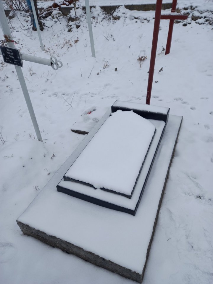 (FOTO) 20 de morminte din cimitirul din Cărpineni au fost vandalizate