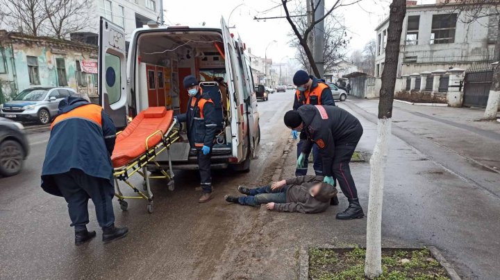 Intervenţia carabinierilor în Capitală. Un bărbatul a căzut în stradă fără cunoştinţă (FOTO)