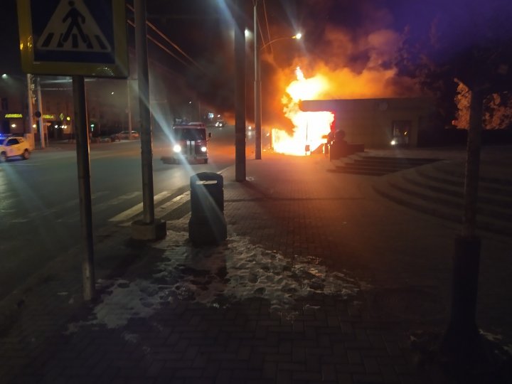 Incendiu puternic în Capitală. Staţia de aşteptare a transportului public de pe strada Constantin Negruzzi, mistuită de flăcări (FOTO/VIDEO)