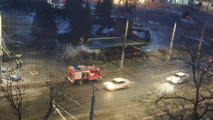 Incendiu puternic în Capitală. Staţia de aşteptare a transportului public de pe strada Constantin Negruzzi, mistuită de flăcări (FOTO/VIDEO)