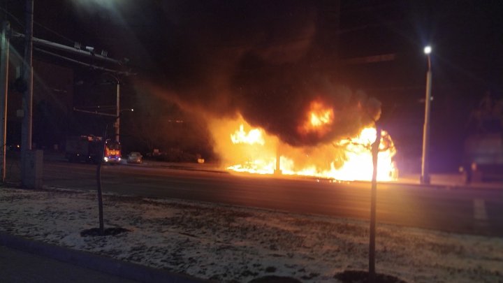 Incendiu puternic în Capitală. Staţia de aşteptare a transportului public de pe strada Constantin Negruzzi, mistuită de flăcări (FOTO/VIDEO)