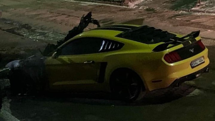 O maşină parcată în centrul Capitalei, cuprinsă de flăcări: 50 la sută din salonul automobilului, făcut praf (FOTO)