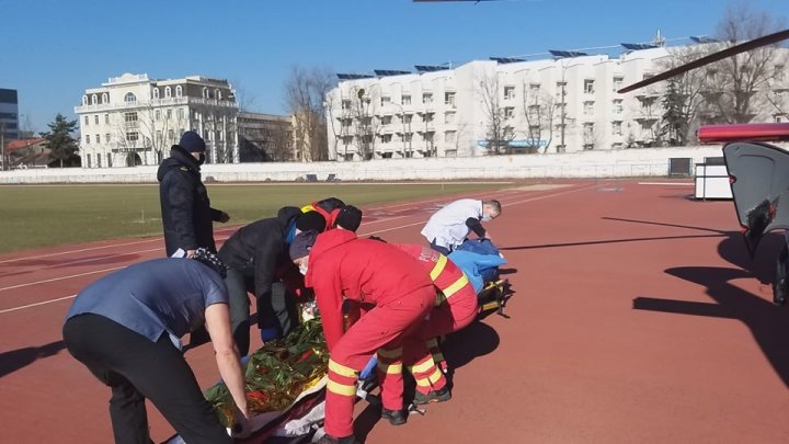 O nouă misiune SMURD în Moldova. O femeie de 82 de ani, transportată cu un elicopter de la spitalul raional Ocnița la Chișinău