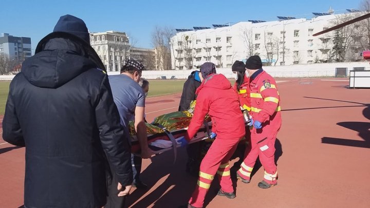 O nouă misiune SMURD în Moldova. O femeie de 82 de ani, transportată cu un elicopter de la spitalul raional Ocnița la Chișinău