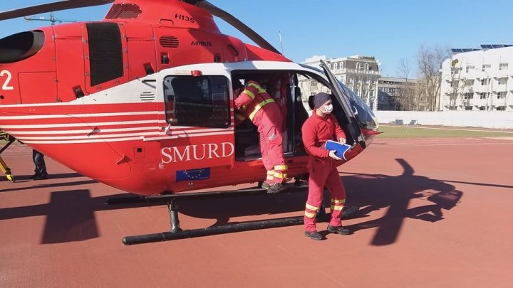 O nouă misiune SMURD în Moldova. O femeie de 82 de ani, transportată cu un elicopter de la spitalul raional Ocnița la Chișinău