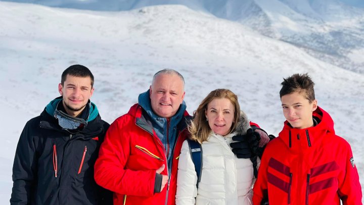 Vacanţă de lux pe Insulele Kurile. Igor Dodon şi-a sărbătorit ziua de naştere la opt mii de kilometri de ţară (FOTO)