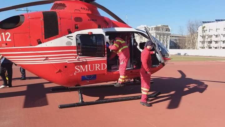 O nouă misiune SMURD în Moldova. O femeie de 82 de ani, transportată cu un elicopter de la spitalul raional Ocnița la Chișinău