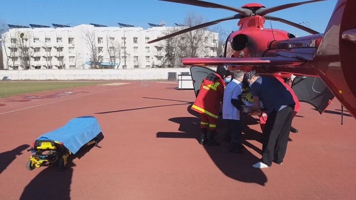 O nouă misiune SMURD în Moldova. O femeie de 82 de ani, transportată cu un elicopter de la spitalul raional Ocnița la Chișinău