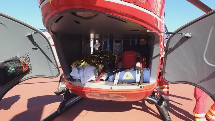 O nouă misiune SMURD în Moldova. O femeie de 82 de ani, transportată cu un elicopter de la spitalul raional Ocnița la Chișinău