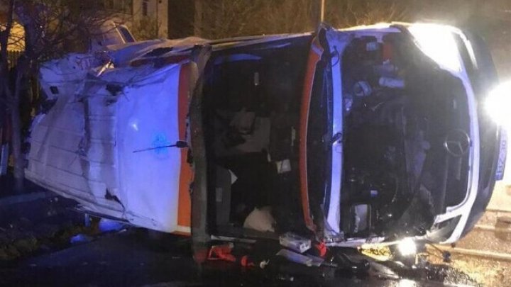 România: O ambulanţă care transporta o pacientă cu COVID-19 s-a răsturnat în Vrancea. Femeia a murit