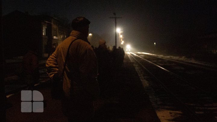 Supăraţi pe conducerea CFM. Oamenii cer ca trenurile să nu fie suspendate (FOTO)