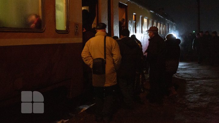 Supăraţi pe conducerea CFM. Oamenii cer ca trenurile să nu fie suspendate (FOTO)