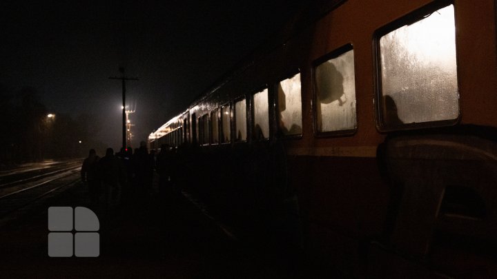 Supăraţi pe conducerea CFM. Oamenii cer ca trenurile să nu fie suspendate (FOTO)