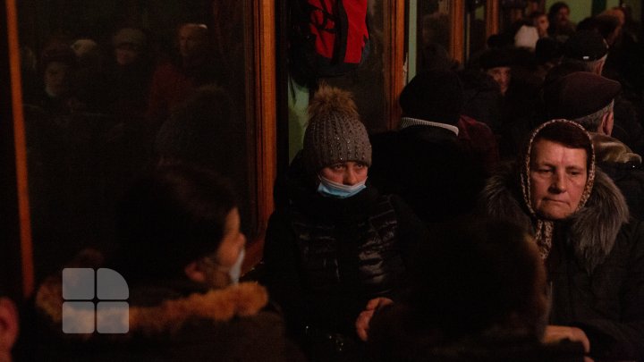 Supăraţi pe conducerea CFM. Oamenii cer ca trenurile să nu fie suspendate (FOTO)