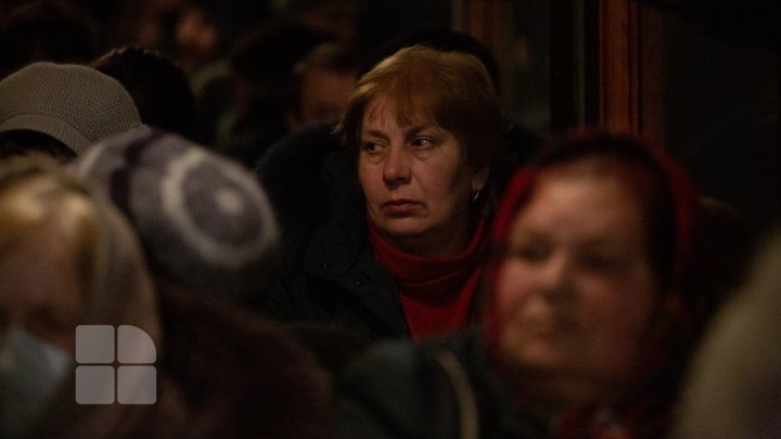 Supăraţi pe conducerea CFM. Oamenii cer ca trenurile să nu fie suspendate (FOTO)