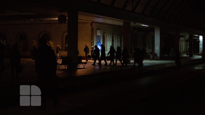 Supăraţi pe conducerea CFM. Oamenii cer ca trenurile să nu fie suspendate (FOTO)