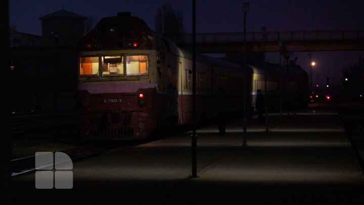 Supăraţi pe conducerea CFM. Oamenii cer ca trenurile să nu fie suspendate (FOTO)