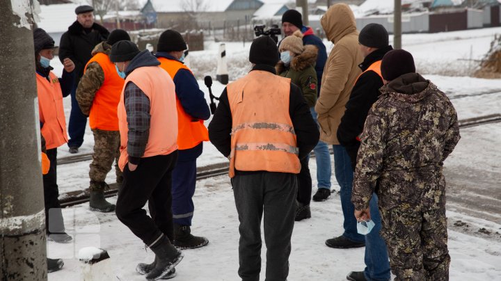 Ameninţă cu blocarea marfarelor. Angajaţii CFM din Chircăieşti nu şi-au primit salariile de patru luni (FOTOREPORT)