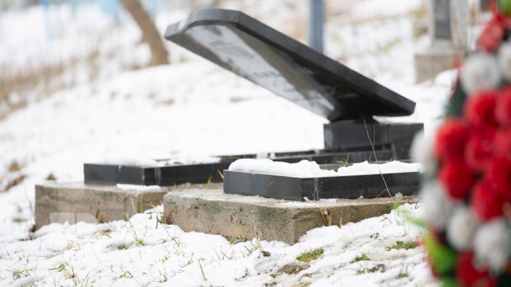 20 de morminte din cimitirul din Cărpineni, vandalizate. Primăria oferă recompensă celor care vor oferi informaţii despre făptaşi (FOTO)