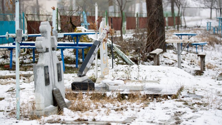 20 de morminte din cimitirul din Cărpineni, vandalizate. Primăria oferă recompensă celor care vor oferi informaţii despre făptaşi (FOTO)