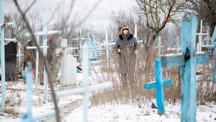 20 de morminte din cimitirul din Cărpineni, vandalizate. Primăria oferă recompensă celor care vor oferi informaţii despre făptaşi (FOTO)