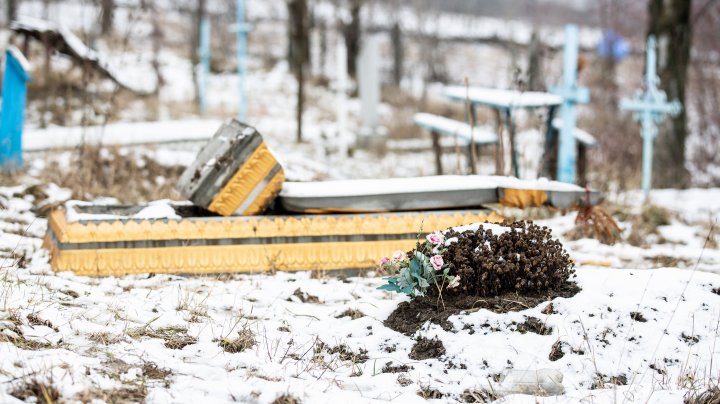 20 de morminte din cimitirul din Cărpineni, vandalizate. Primăria oferă recompensă celor care vor oferi informaţii despre făptaşi (FOTO)