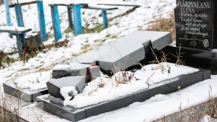 20 de morminte din cimitirul din Cărpineni, vandalizate. Primăria oferă recompensă celor care vor oferi informaţii despre făptaşi (FOTO)