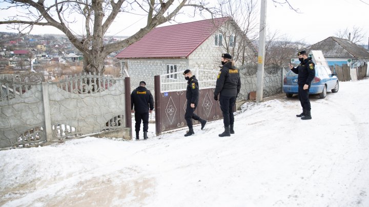 GEST DE OMENIE! Mascaţii de la Fulger au dus daruri familiei Stratulat, care acum câteva zile a rămas fără casă (FOTO)